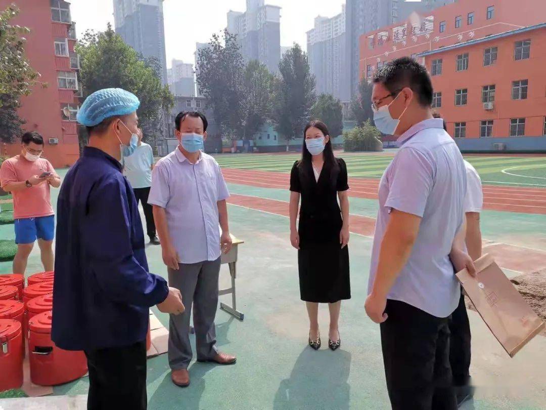 复兴区副区长张莹一行深入学校督导卫星厨房工作