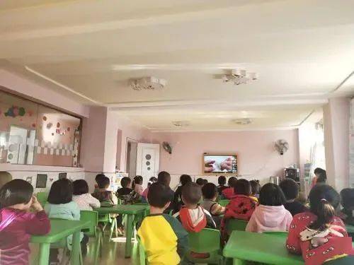 动画片|正常吗？幼儿园小班开学第一天就看了一下午的动画片！嘉兴宝妈担心：会不会看坏眼睛...