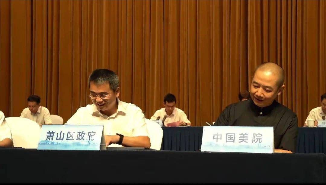 本次文化大会上,区政府党组成员吴建华与中国美院副院长韩绪签订合作