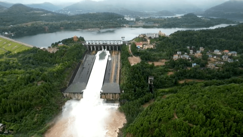 今天中午升钟水库开闸泄洪视频