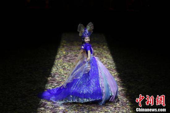 技术|中国鄂伦春文化服饰秀亮相中国国际时装周