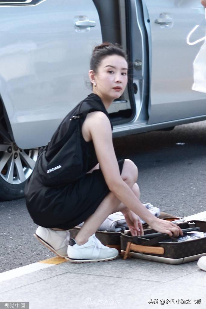 董洁扎丸子头戴框镜似学生妹 小黑裙搭运动外套清新减龄