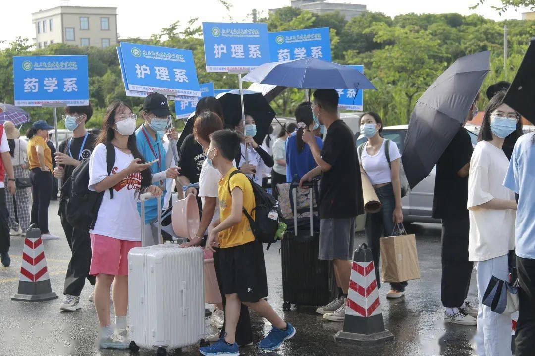 抢先看大学新生报到现场你开学了嘛