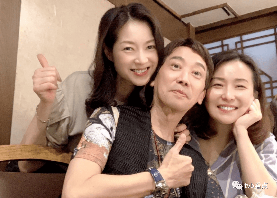 曾因患癌主动跟妻离婚香港老戏骨张达明与俩美女聚会脸贴脸合影表现