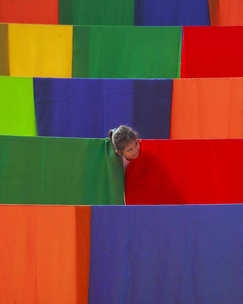 视觉|印尼工人晾晒多彩布匹 “无心插柳”打造绚丽彩虹视觉