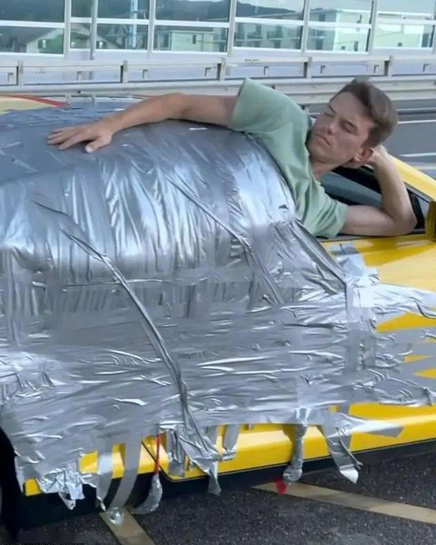 外国网红把自己用胶带缠在车身上,时速180公里狂飙.