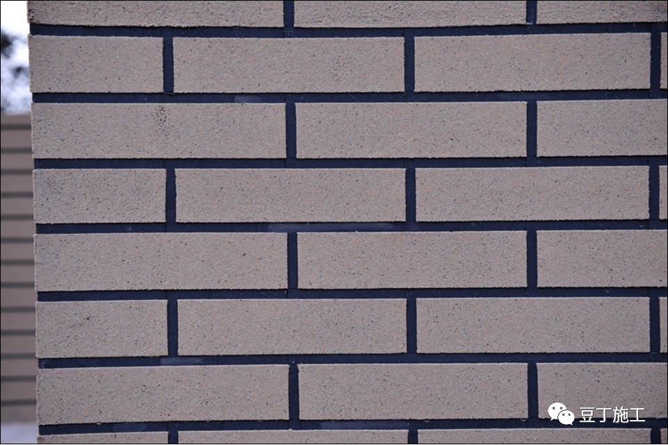 外墙变形缝设置合理,面板平整,接口严密