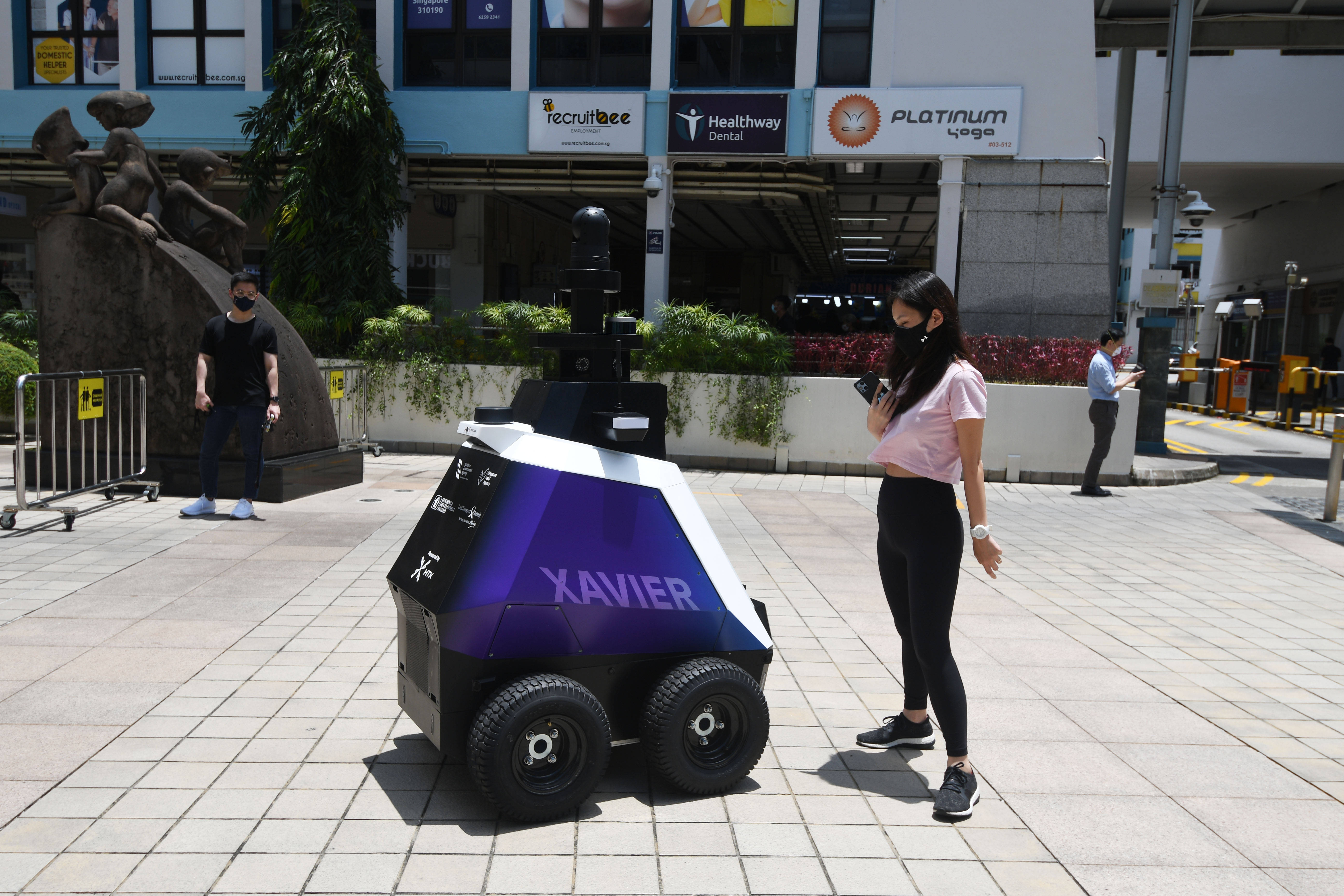 公共场所|新加坡：机器人维护街头秩序