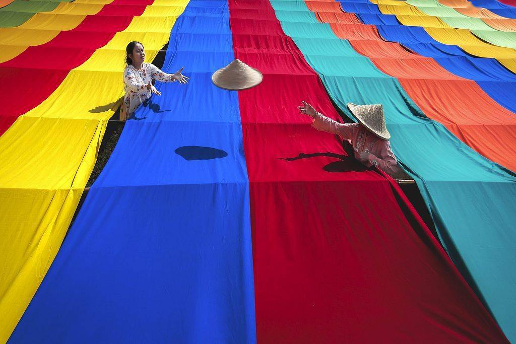 视觉|印尼工人晾晒多彩布匹 “无心插柳”打造绚丽彩虹视觉