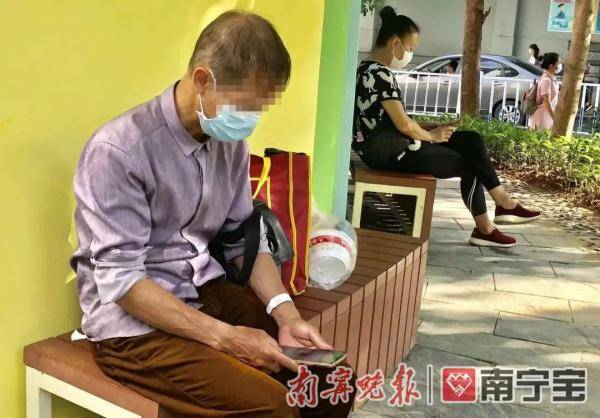 社區|越來越多老年人成“低頭族”，老年人玩起手機有多“瘋狂”？