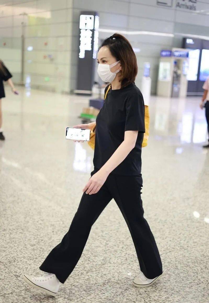 感觉|王琳在机场被拍,都快成老奶奶的人了,还扎小啾啾装少女不假吗?