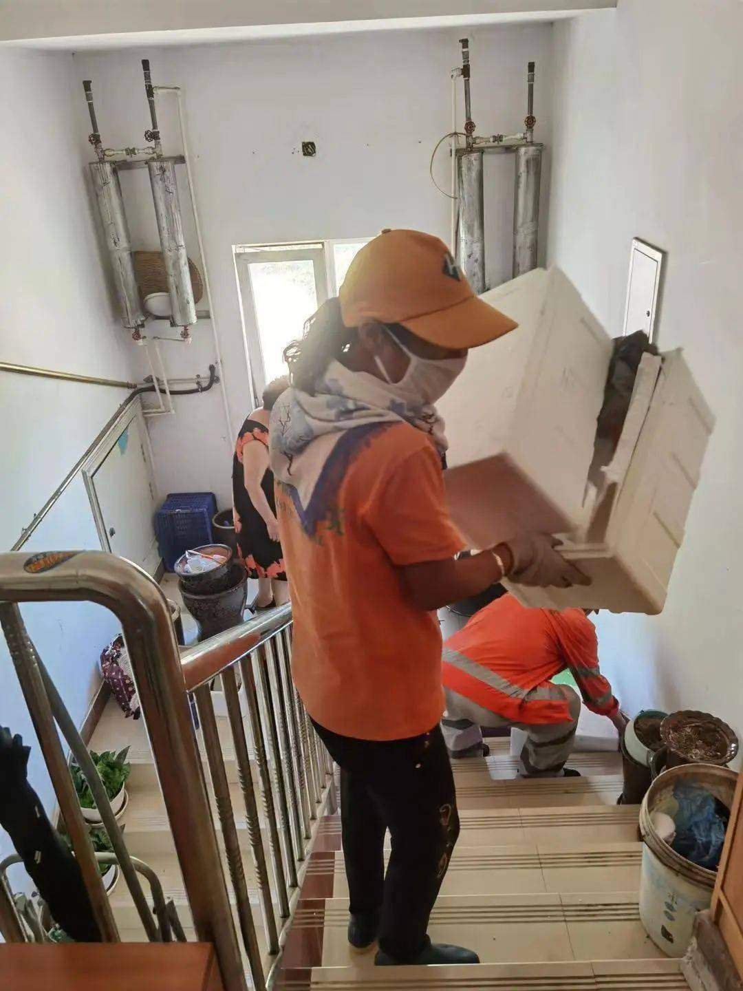 隆恩颐园社区开展清理楼道杂物整治乱堆乱放专项行动