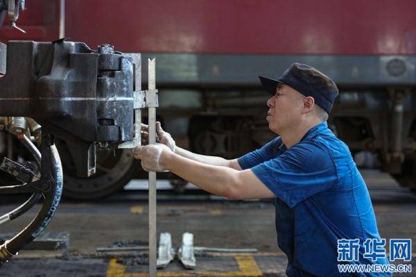 中國鐵路南昌局集團有限公司南昌機務段職工在對機車進行檢查檢修.