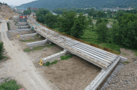 中交一公局安吉至洞头公路殿后大桥右幅架设完成_施工