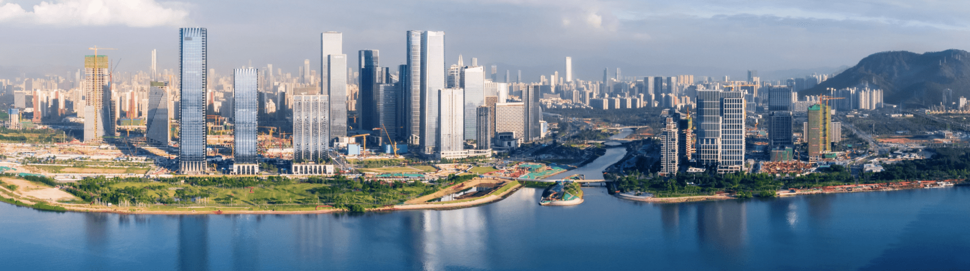 沿江高速上,车流不息;前海湾里,百舸争流;前海合作区,生机勃勃.
