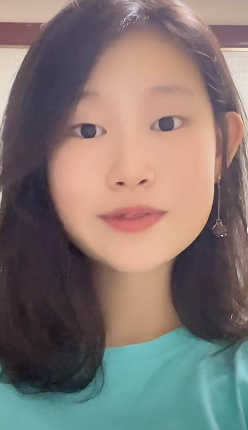 小沈阳14岁女儿近照曝光,带耳钉对镜跳舞,挑染粉发颜值逆袭