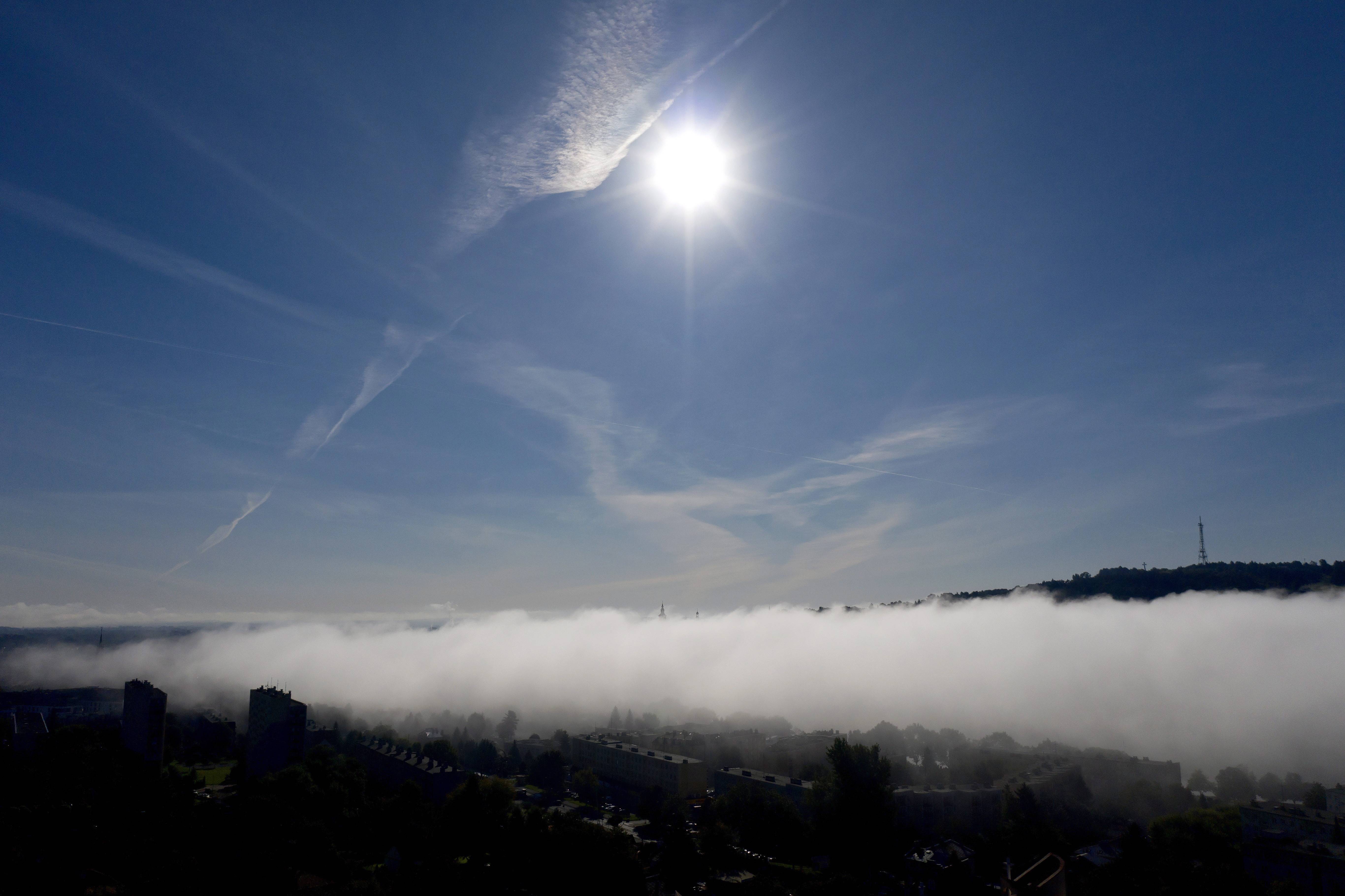 外代,2021年9月7日 这是9月6日在波兰普热梅希尔拍摄的雾中清晨(无人