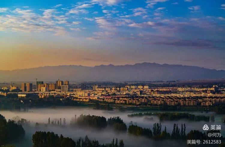甘肃金昌云蒸雾漫映古城