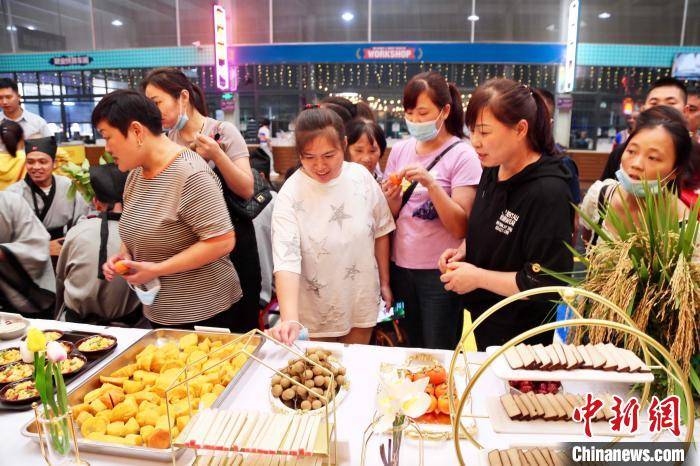 重庆：民俗文化活动“白露宴”吸引游人
