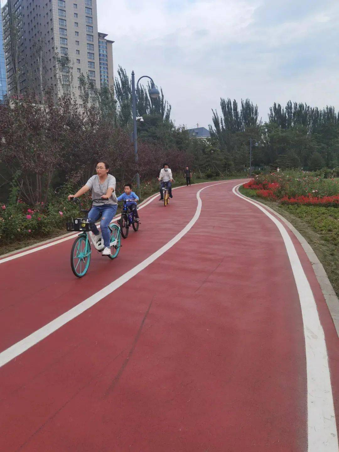 太原滨河自行车道成为竞速场市民骑行时忍不住担心发生碰撞事故