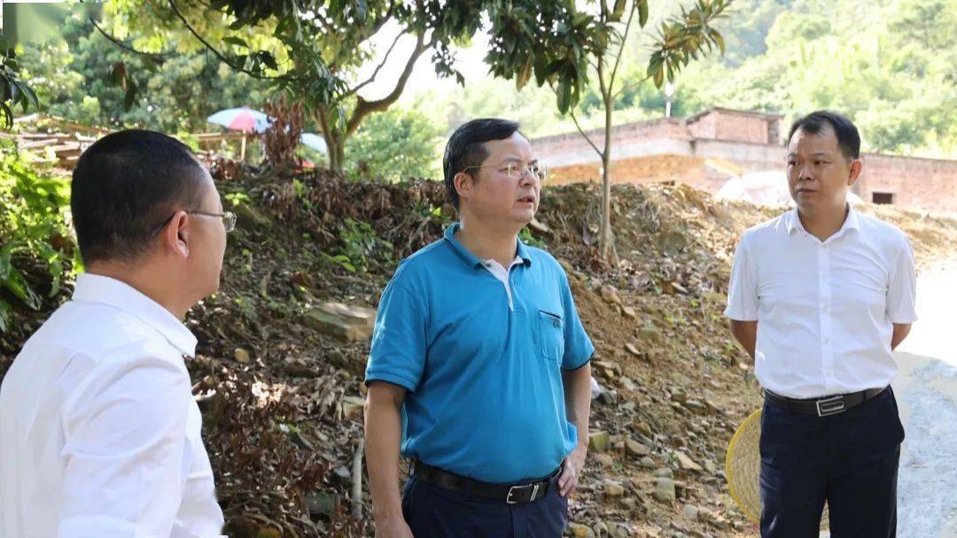 邓红卫要求紫城镇务必要时刻绷紧安全生产这根弦,以更加坚定的态度