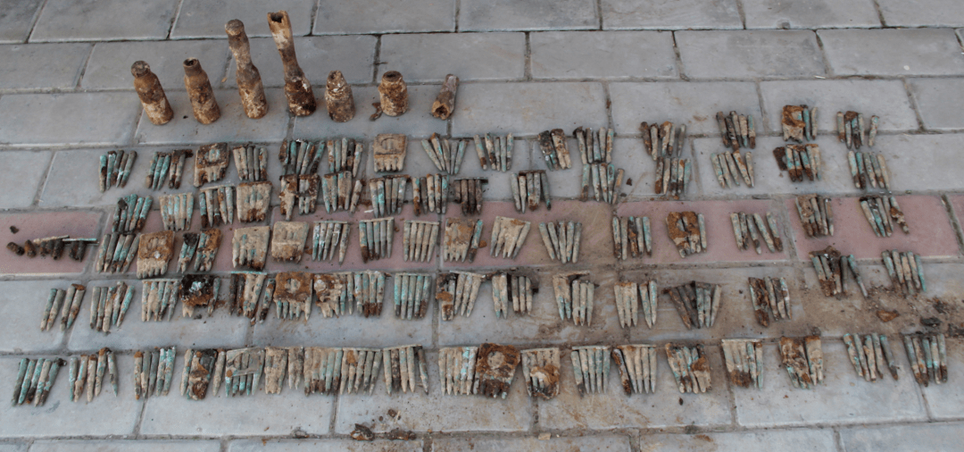 严重锈蚀的子弹和手榴弹一处土崖面下发现彭阳县古城镇古城村