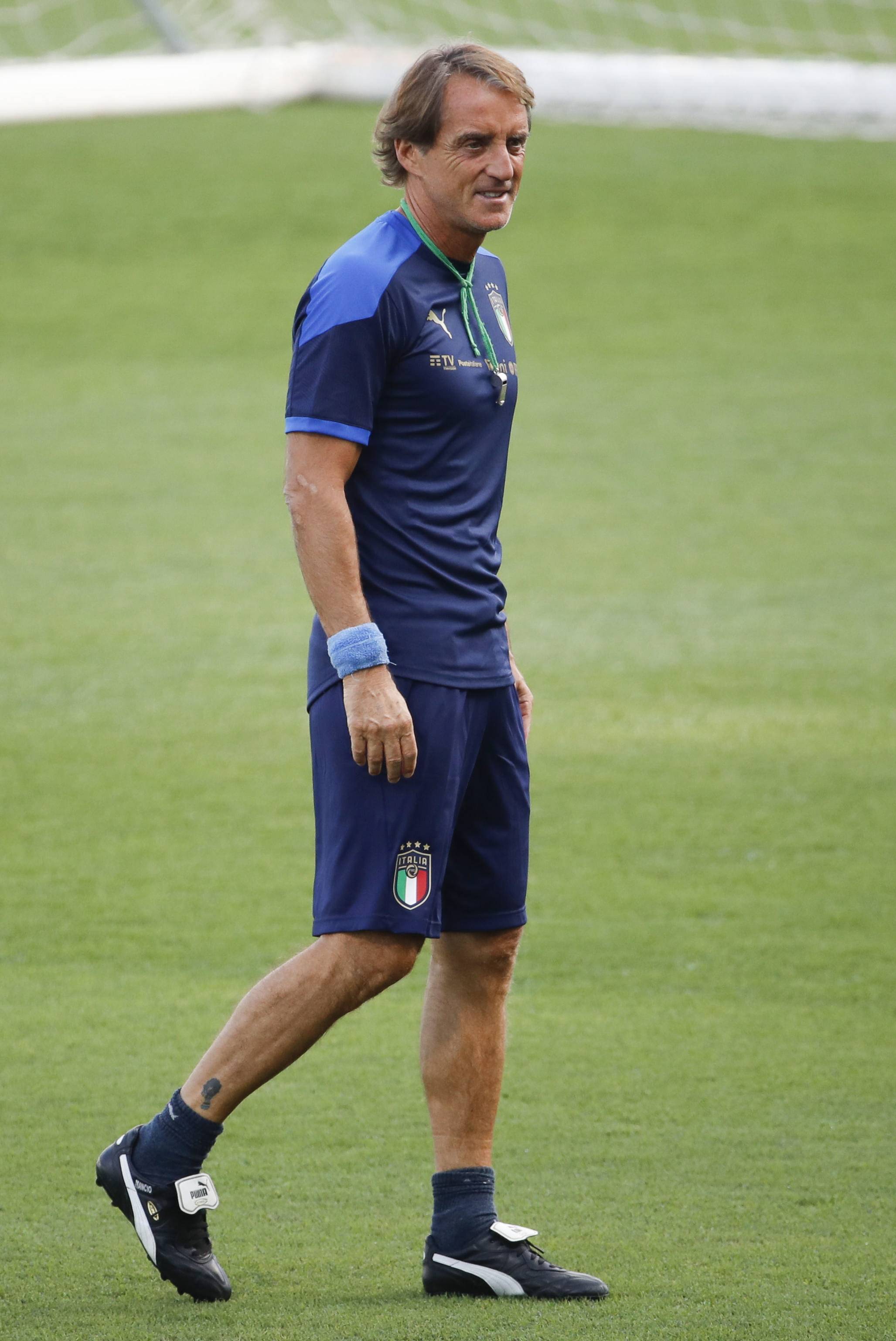 新华社/欧新当日,意大利足球队在意大利雷焦艾米利亚进行赛前训练