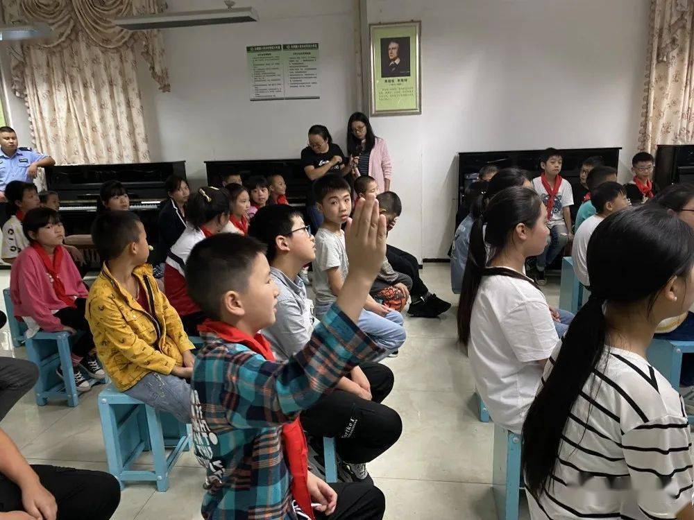 9月2日下午,白鹿镇禁毒工作站联合白鹿派出所,白鹿司法所在白鹿小学