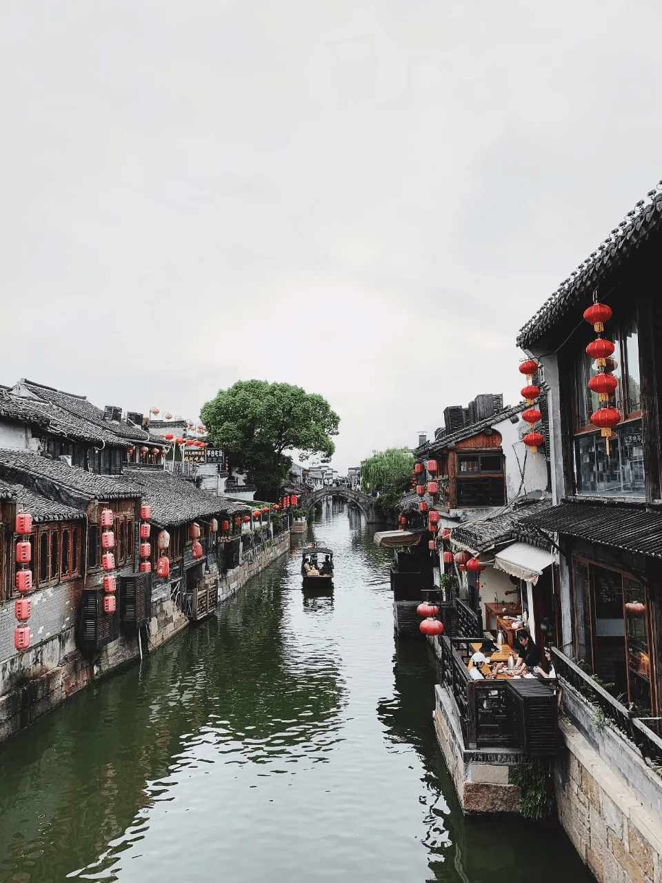 低存在感的嘉兴人习惯用"嘉兴三宝"自嘲,形容千百年来嘉兴如南湖菱没