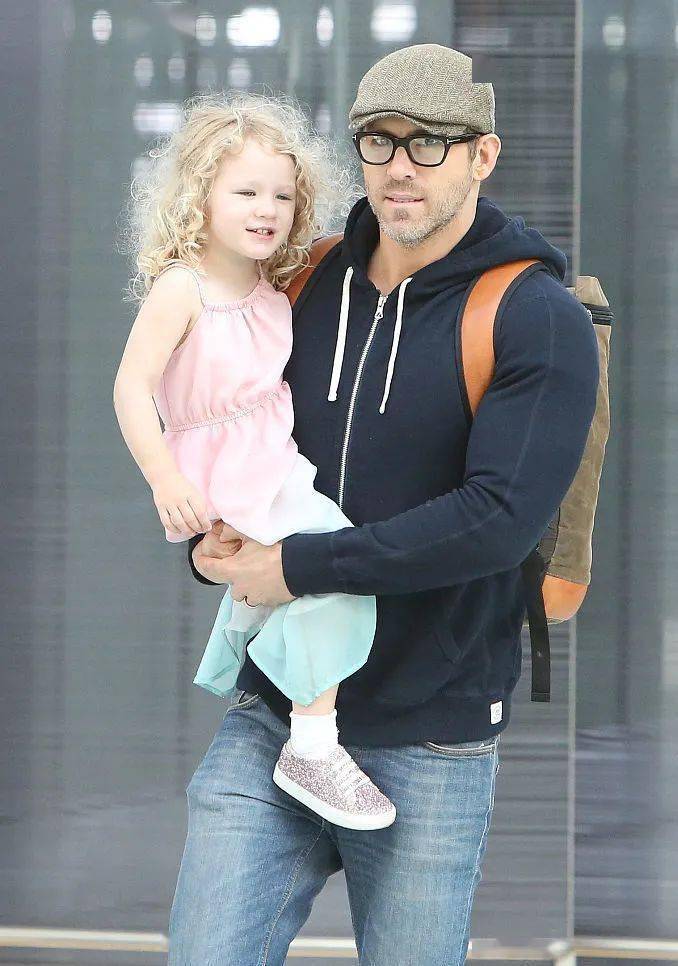 The|这“贱”人,身边美女如云