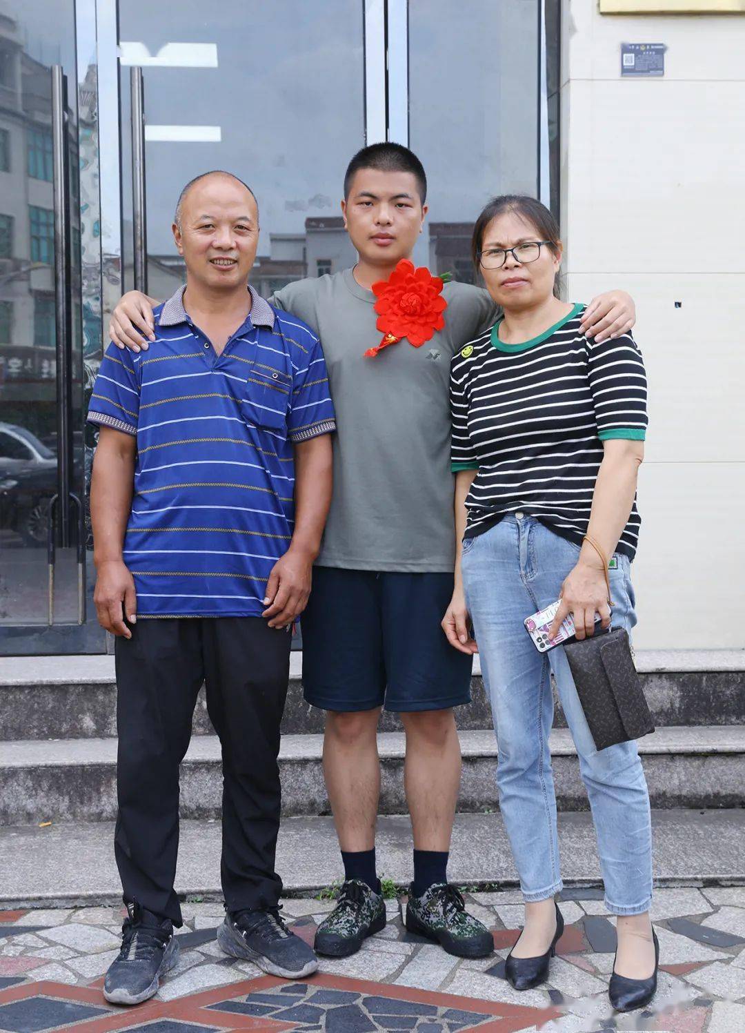 壮志,带着党和政府的嘱托,带着家乡人民的期望,带着父母亲人的祝愿,也