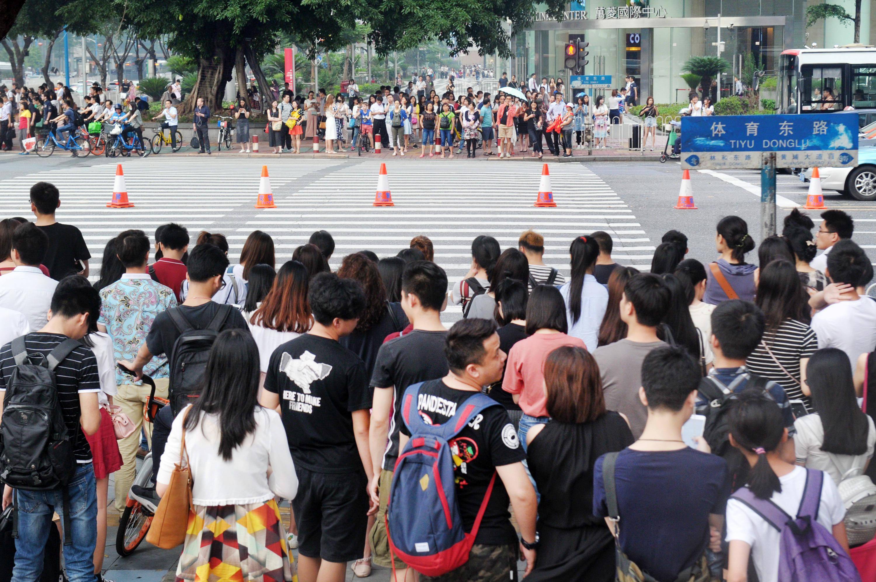 也有不少驾驶者有些疑惑:如果行人或骑车人闯红灯,机动车该不该让?
