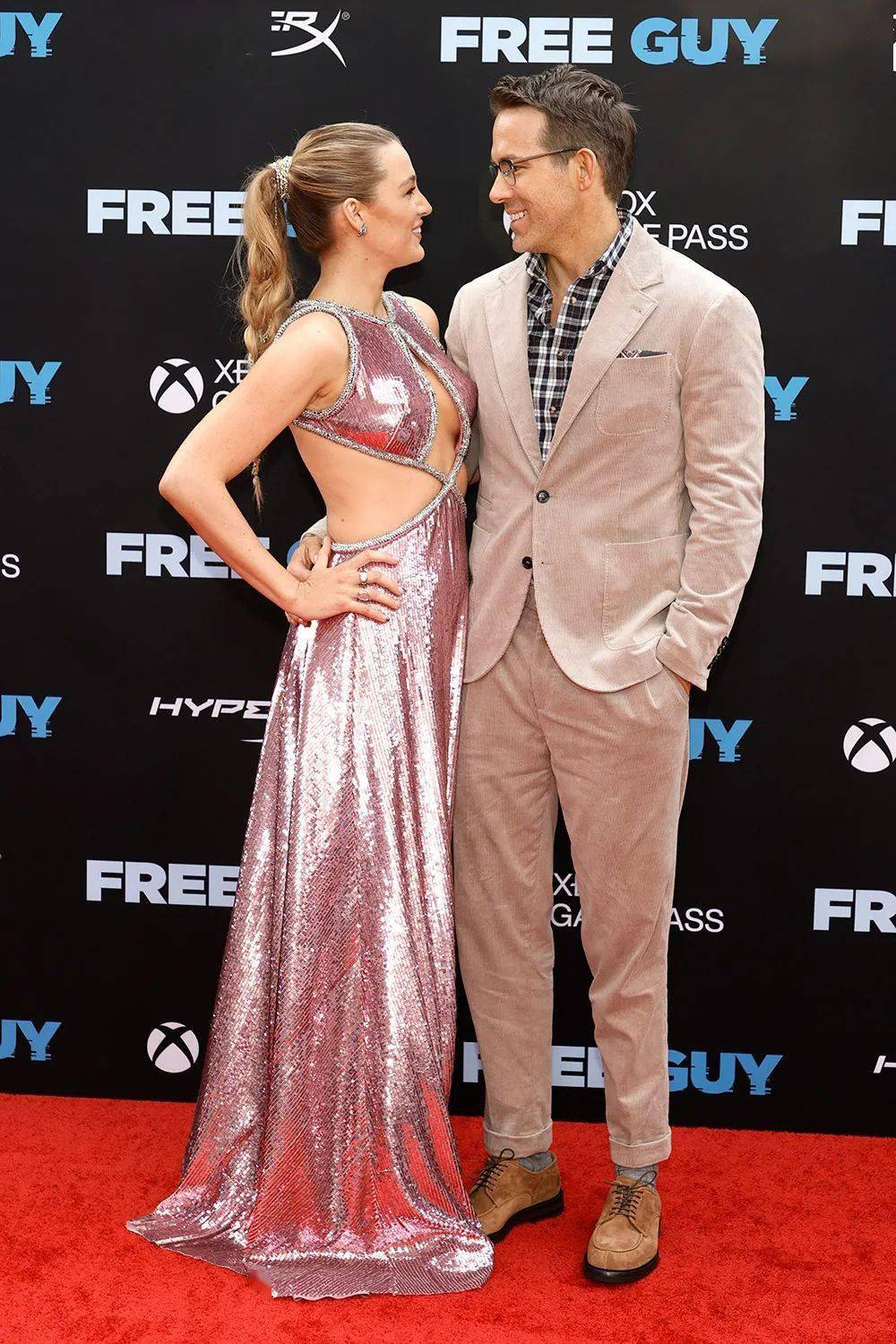 The|这“贱”人,身边美女如云