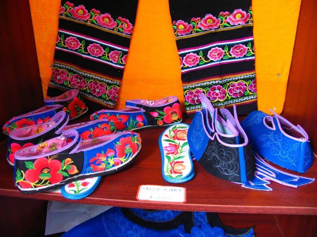 图案|设计精美工艺精湛，峨山纳苏服饰绝了