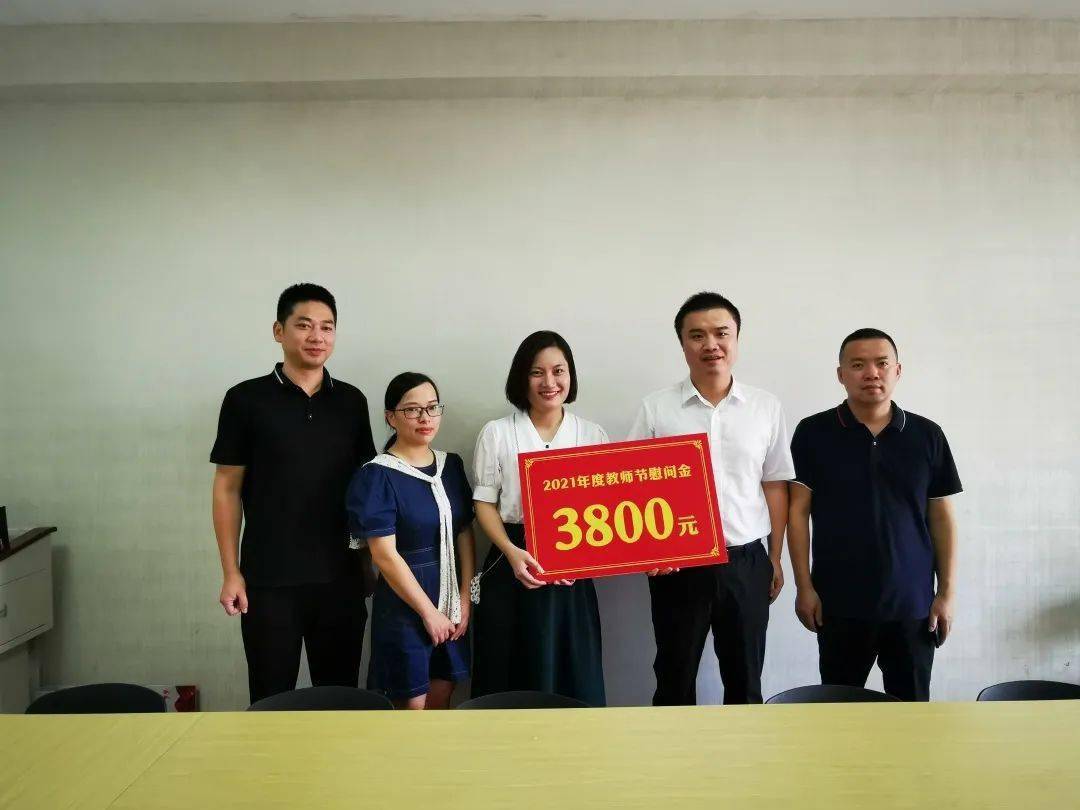 应和一行先后来到华侨中学,瞿溪三小,认真听取各个学校校领导介绍学校