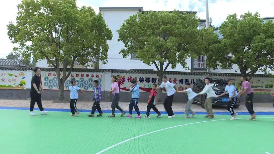 以适宜的教学方式带领孩子们学习老师们因材施教在石屏县特殊教育学校