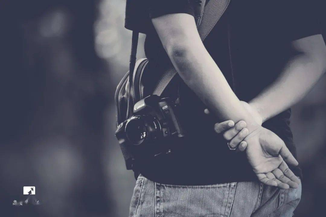 经常见到一些老年人喜欢背着手走路,这样上身重心前移,使本已佝偻的