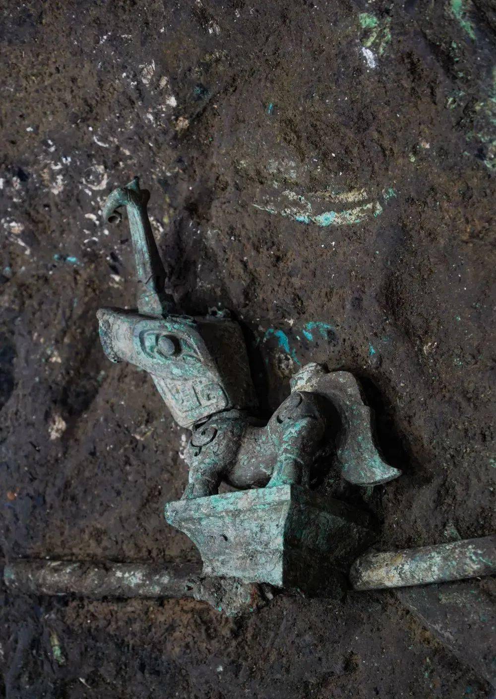 奇观再现三星堆新出土文物撞脸奥特曼诸葛亮哈士奇大耳朵图图