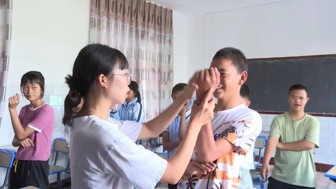 以适宜的教学方式带领孩子们学习老师们因材施教在石屏县特殊教育学校