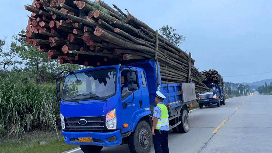 都昌:货车超长超高超危险,交警:紧急叫停!_江西