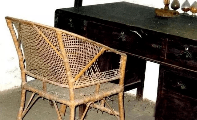 图片4:焦裕禄生前坐的藤椅,破了一个大洞不搞特殊化——家风中最闪光