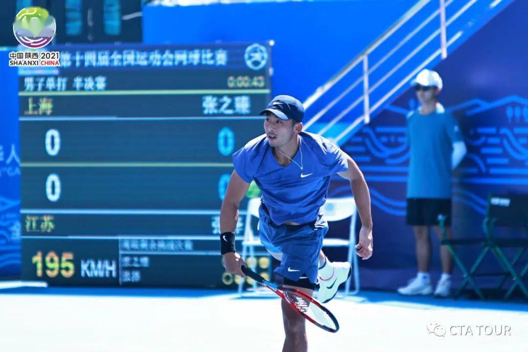 张择在两场男单半决赛的争夺中,2号种子李喆以7-6(8)/7-5力克2021年