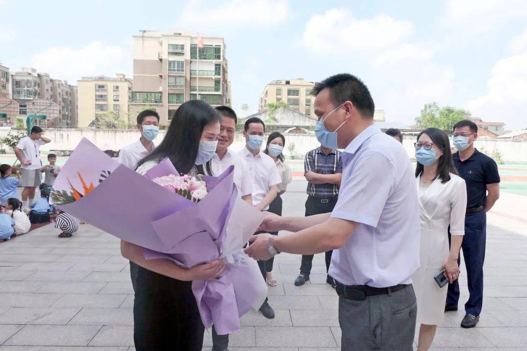 陳國苗,黃賢滿,阮曉瓊,陳世猛等市領導首先來到龍港市第二高級中學