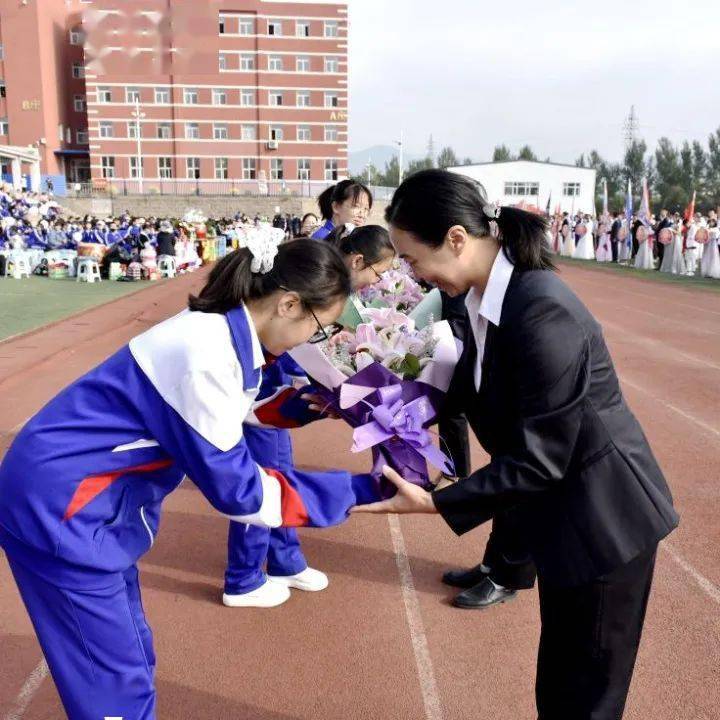 通钢一中,通钢三中在国旗下讲话中倡议同学们要把对老师深深的爱化作