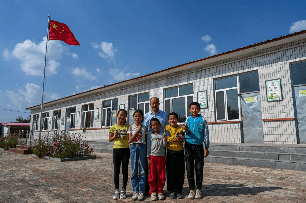 33年坚守托起山村孩子求学梦