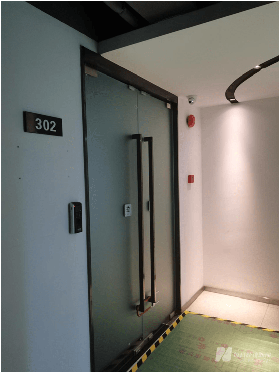 而在马进仓,马秀兰接受治疗的场所(即嘉英医疗美容诊所)302室则是大门