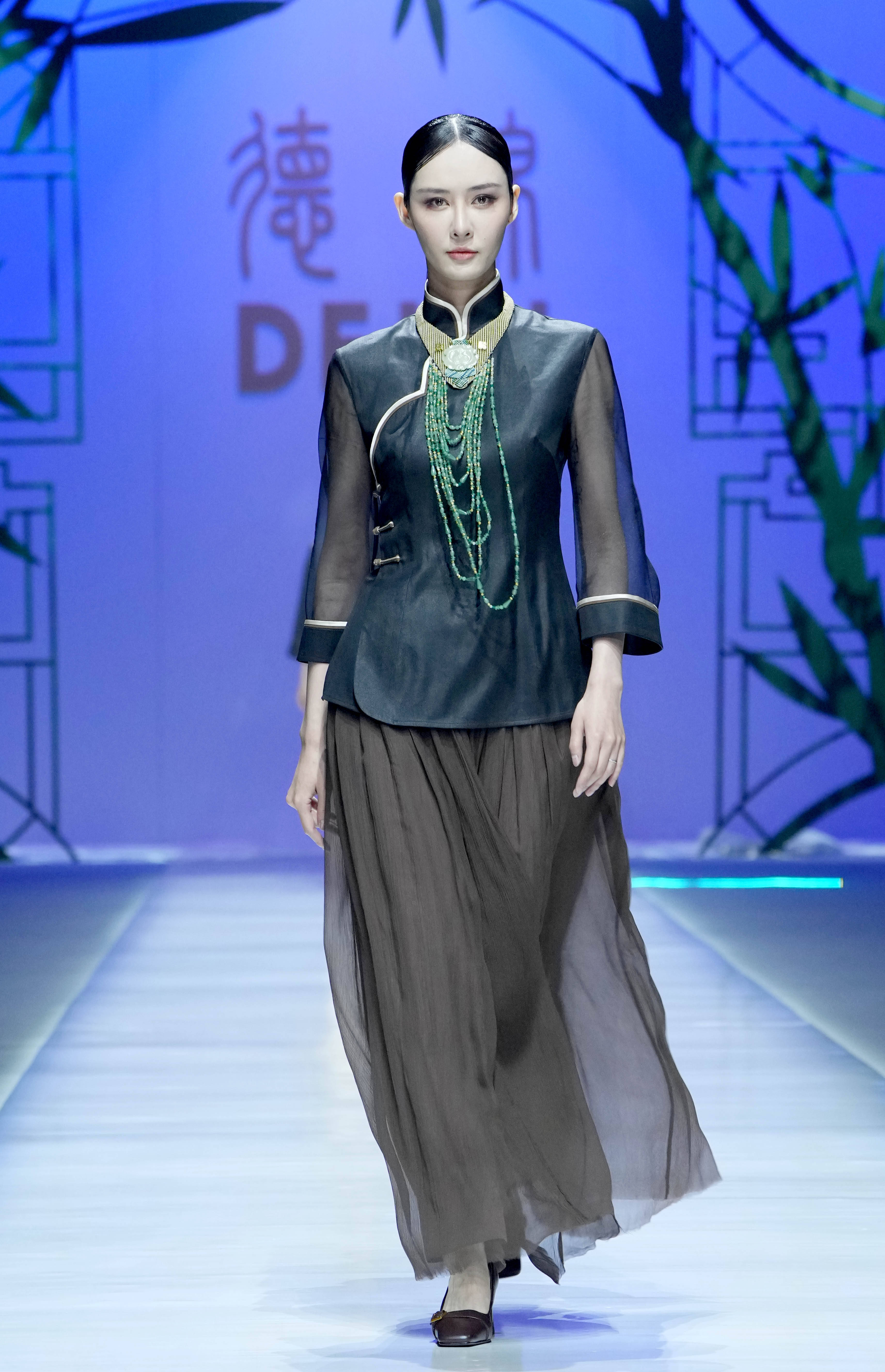 德锦·周丽2022春夏系列发布在京举行_时装设计师