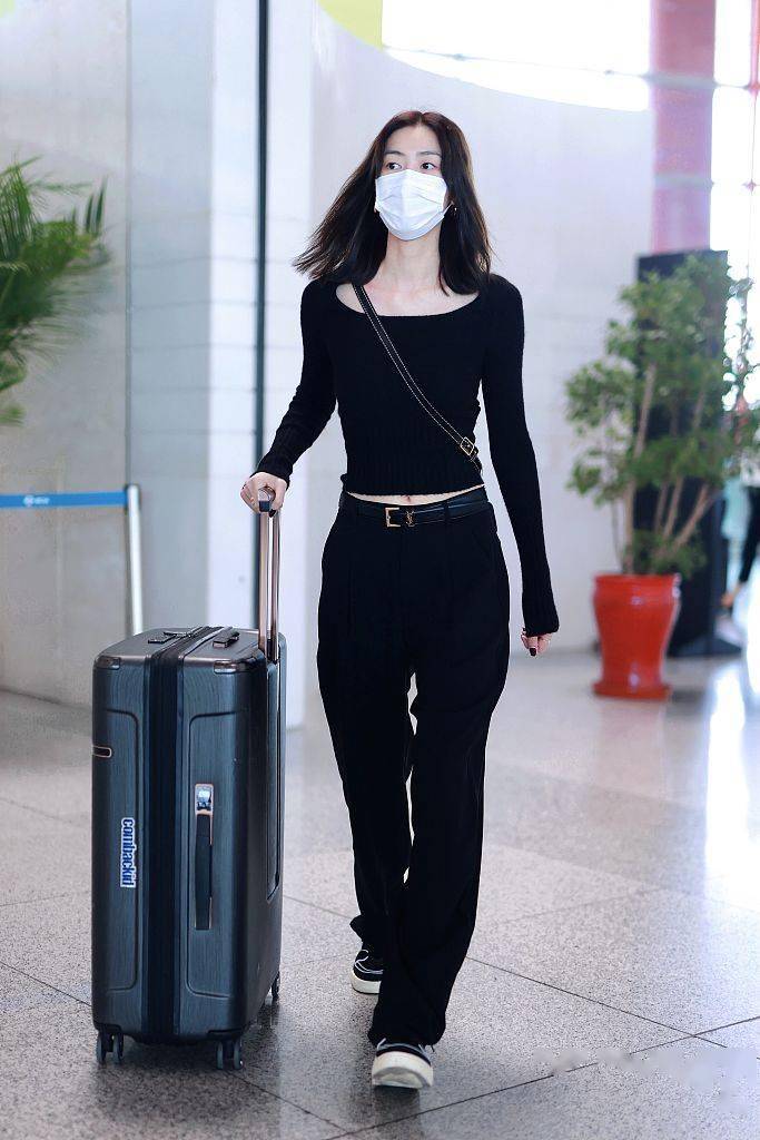 黑色|刘雯穿黑色紧身针织衫+休闲裤 简单时髦