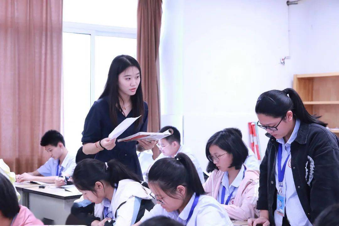 幸福一家三口同一所学校做老师