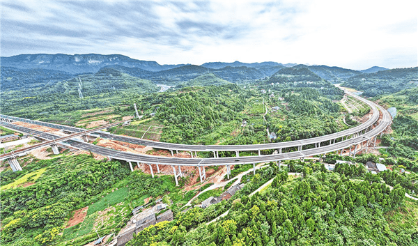 9月5日,最近通车的宜昌江城大道与三峡翻坝高速公路,宜万铁路在城区